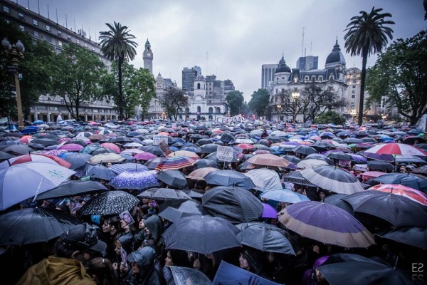 “Vivas nos queremos”, un grito masivo bajo la lluvia en el primer paro ...
