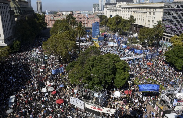 Multitudinaria marcha en Plaza de Mayo por el Día de la Memoria ...