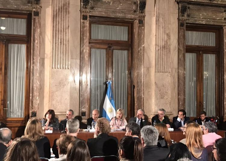 Lombardi no puede explicar despidos y huyó del Senado