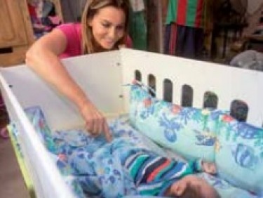 Karina Mazzoco, representante de Unicef, con una familia destinataria del kit en San Miguel. Fuente: revista UN. Karina Mazzoco, representante de Unicef, con una familia destinataria del kit en San Miguel. Fuente: revista UN.