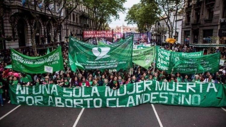 Debate por aborto: el rechazo por la despenalización tiene una leve ventaja