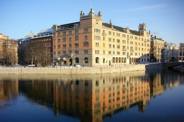 Suecia lanza una estrategia de "defensa psicológica" contra la desinformación y pone el ... thumbnail