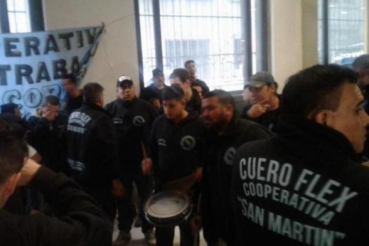 Cooperativistas toman el Ministerio de Energía en rechazo al tarifazo