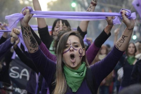Miles de mujeres marcharon contra la violencia machista bajo la ...