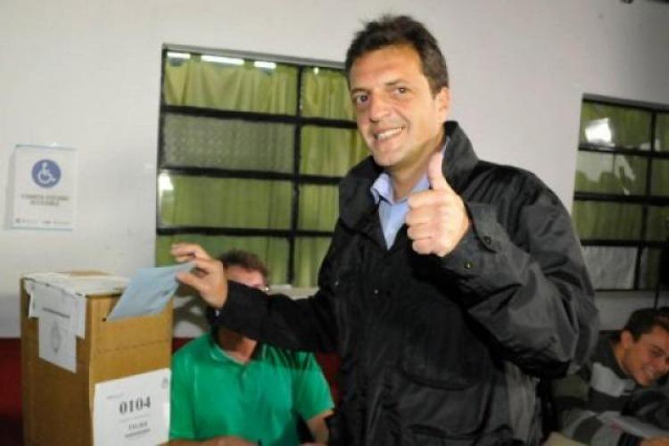 Precandidato a Senado argentino Sergio Massa ejerce su voto