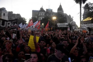 Foto de Marcha universitaria: una multitud colm Plaza de Mayo en contra del recorte presupuestario de Milei