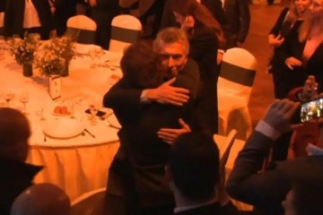 Foto de Bien lejos de Bullrich, Macri se abraz con Milei y lo elogi: "Est en una batalla pica"  