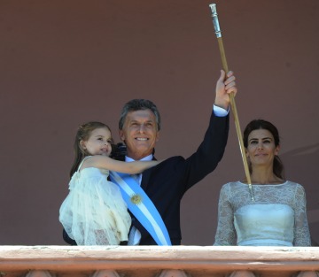 Mauricio Macri juró como nuevo presidente de la Nación y recibió los atributos