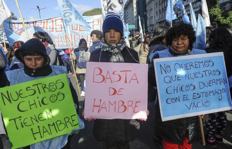 Movimientos sociales protestaron en reclamo de "trabajo genuino y alimentos" - Poltica Argentina
