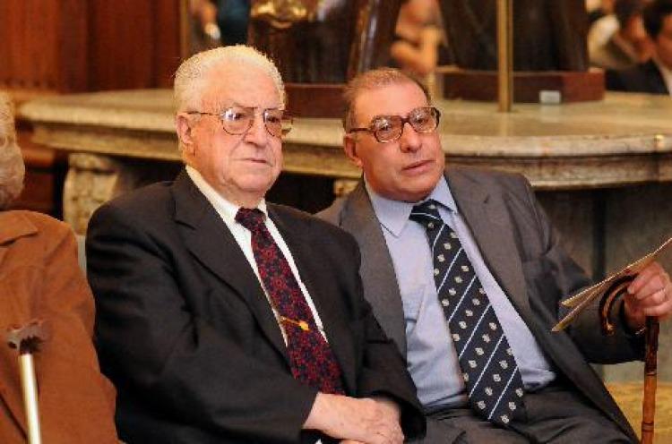 A la derecha el juez Schiffrin