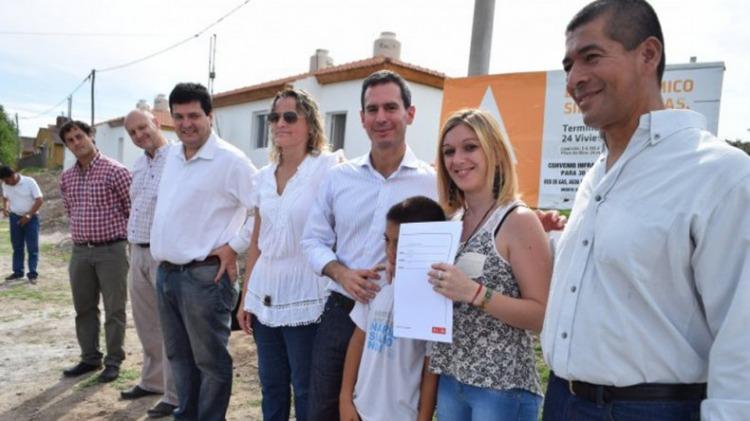 La vecina de Sierras Bayas al recibir la llaves de su casa en un acto en marzo de 2015