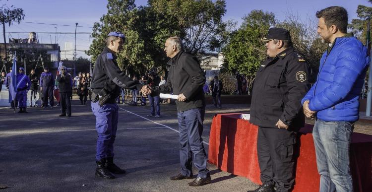 Grindetti con la polic&iacute;a local