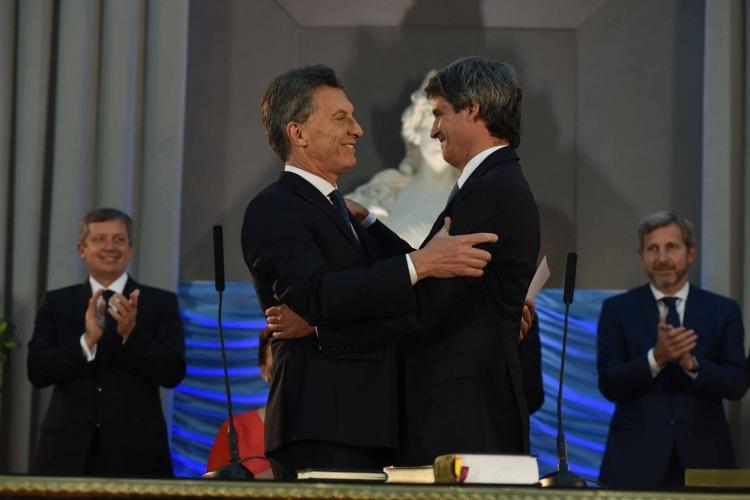 Mauricio Macri (Presidente), Alfonso Prat Gay (ministro de Hacienda y Finanzas)