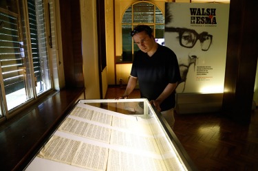 Mariano Pinedo, nieto de Walsh, en la inauguración de la muestra. 