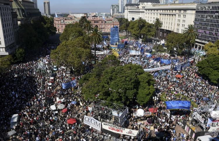 Multitudinaria marcha en Plaza de Mayo por el Día de la Memoria ...