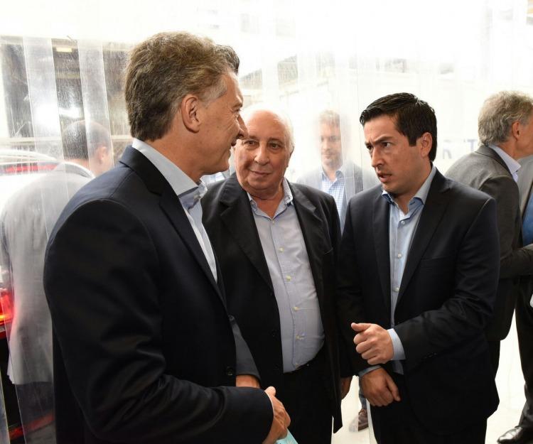 Mauricio Macri conversando con Lenoardo Nardini en Malvinas Argentinas