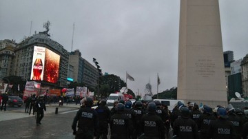 Tensión en el centro porteño por la llegada de Infantería frente a un reclamo de trabajadores de Pepsico