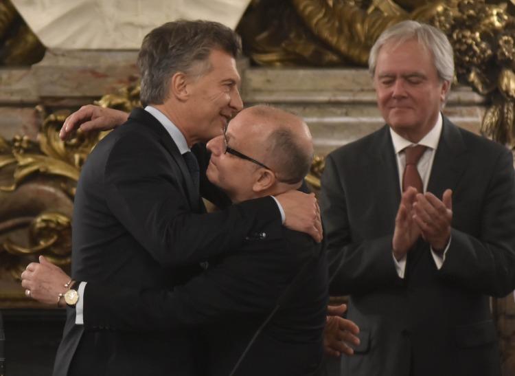 Abrazo entre Mauricio Macri y Jorge Faurie