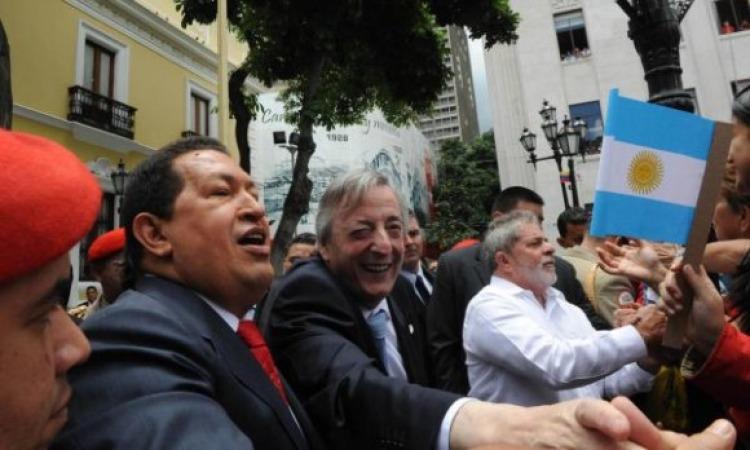 Los fallecidos expresidentes venezolano y argentino, Hugo Chávez y Néstor Kirchner (entonces titular de la UNASUR), y el exmandatario brasileño, Lula da Silva, hoy perseguido por la justicia, en la Plaza Bolívar en Caracas el 6 de agosto de 2010