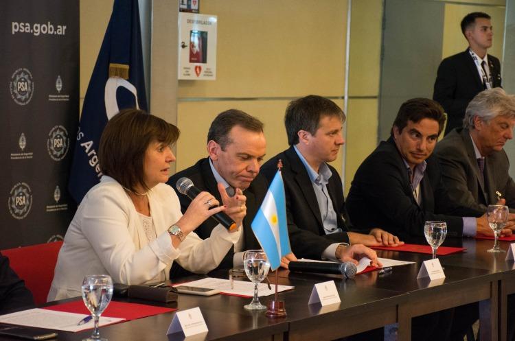 Horacio García de Migraciones al lado de Patricia Bullrich