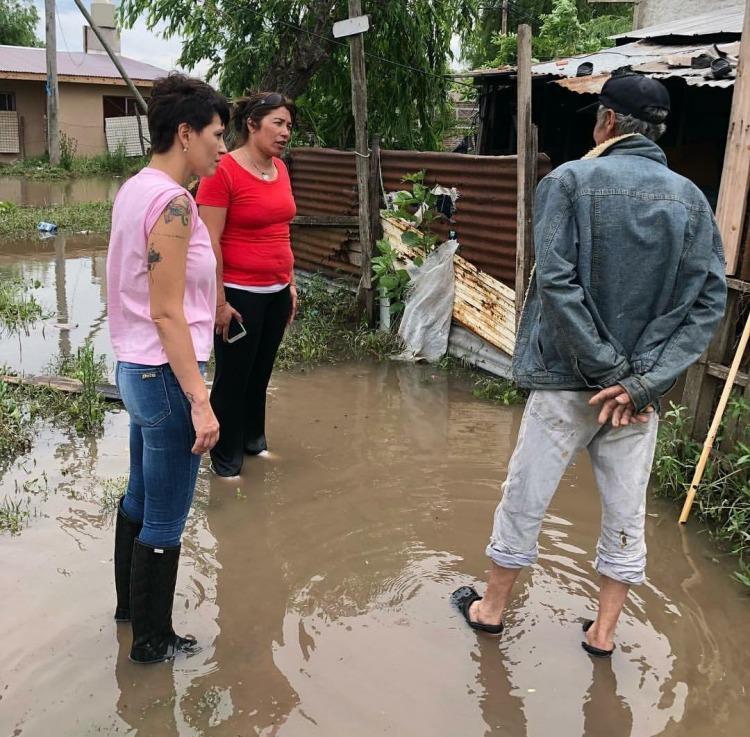 Mendoza recorriendo Quilmes durante el temporal