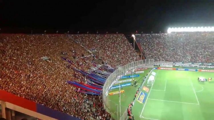 La hincha de San Lorenzo fue la primera en romper el cerco mediático sobre el Presidente