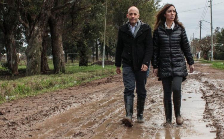 Vidal caminando en el barro en la campa&ntilde;a 2015, en un barrio que dos a&ntilde;os despu&eacute;s segu&iacute;a igual de abandonado