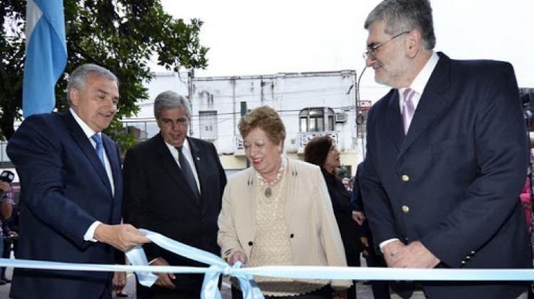 Baca en una inauguración, junto a Gerardo Morales