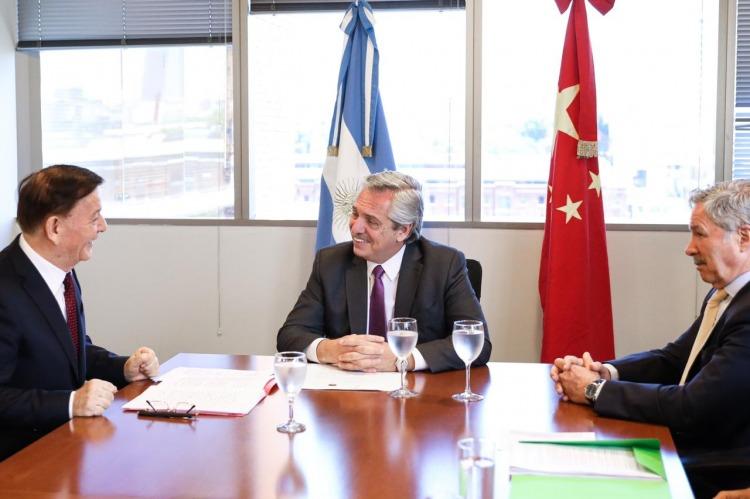 Alberto y el canciller Felipe Solá junto a un enviado del Gobierno chino
