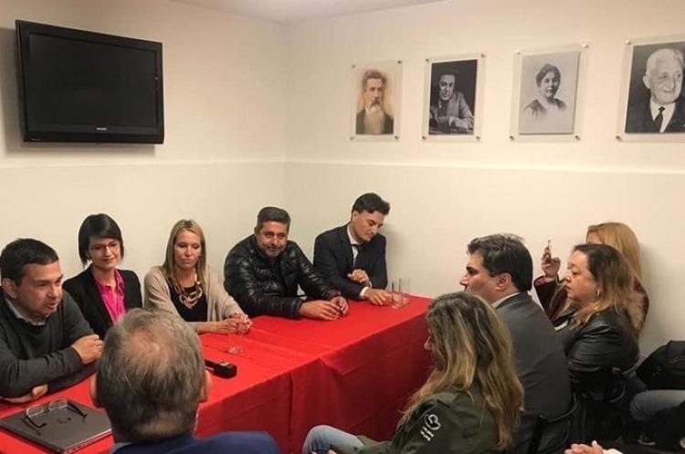 Angelici con dos operadores suyos, uno de Inteligencia y otra judicial: Sebastián "El Enano" Destéfano y Silvia Bianco, en un local porteño de la UCR