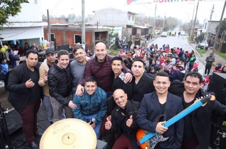 Molina, en el medio; Lucas Mansilla, agachado con campera azul abajo del ex intendente; Galetto, arriba, con campera negra inflable