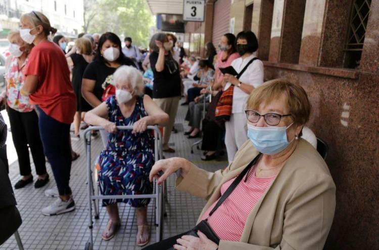 La Ciudad reconoció la desastrosa vacunación a jubilados y suma centros,  pero se enoja con las críticas - Poltica Argentina