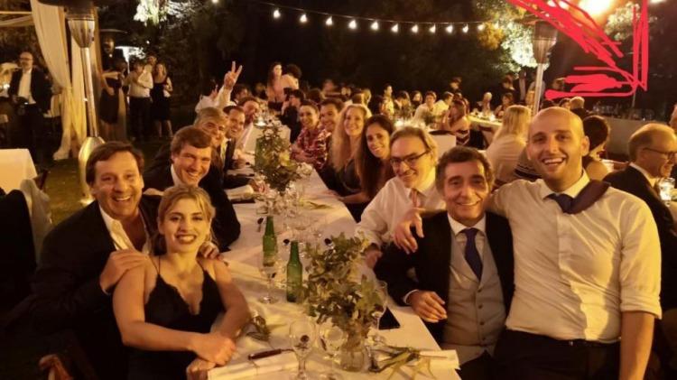 A la derecha de la imagen, hacia el fondo, Rosenkrantz en la fiesta de casamiento de la hija de "Pepín" Simón