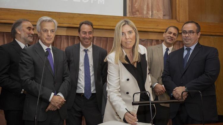 Capuchetti acompañada por Llorens al momento de su jura como jueza