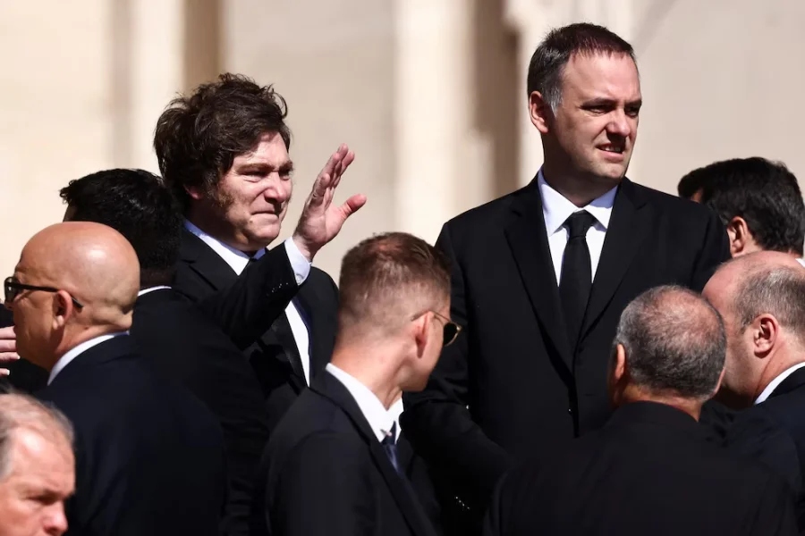 Milei emprende la vuelta tras asistir al funeral del Papa