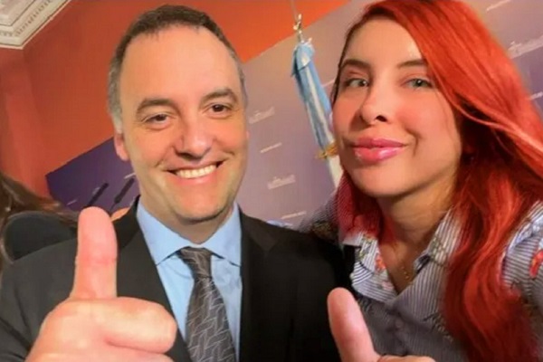 Polémica: Adorni llevó al Vaticano a su tiktokera