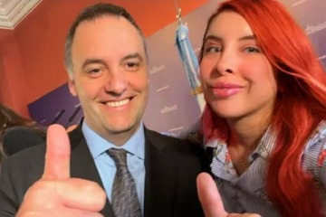 Adorni dice que la tiktoker es la fotógrafa oficial de Milei