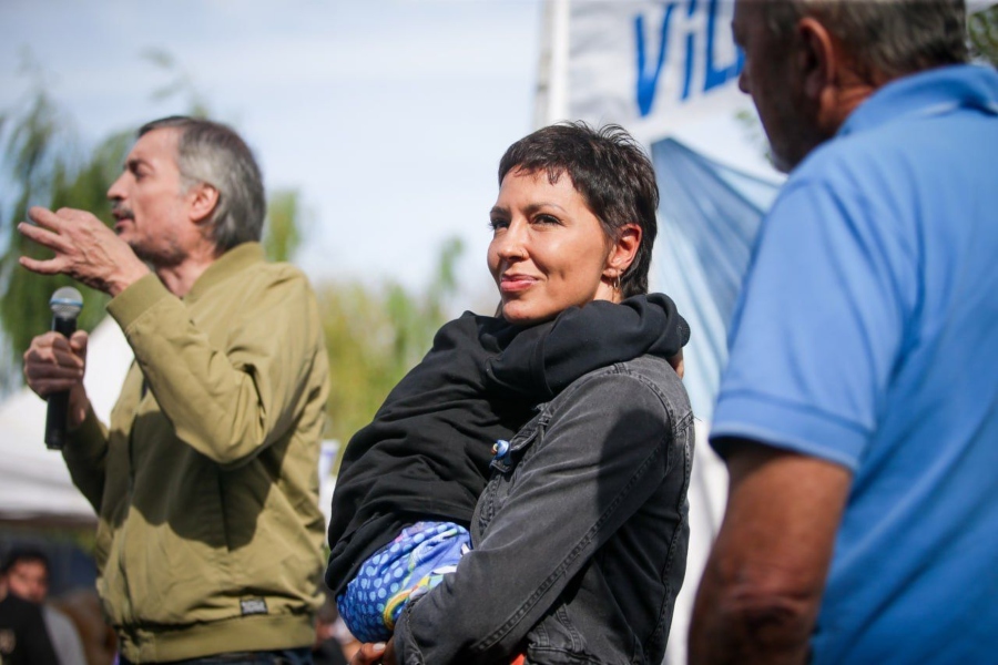 Mayra Mendoza y Máximo Kirchner recorrieron la obra de nuevos asfaltos y compartieron un locro con los vecinos y vecinas de Villa Itatí