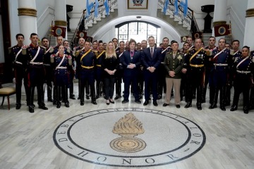 Javier Milei recibió la "Orden Ecuestre Militar de los Caballeros Granaderos de los Andes"