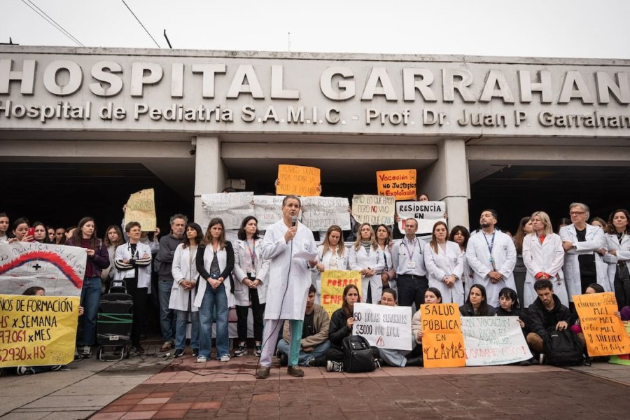 Médicos residentes del Garrahan cuestionaron el aumento
