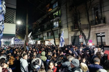 La Policía desalojó a los militantes que acampaban frente a la casa de Cristina Kirchner