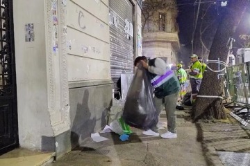El Gobierno porteño desplegó un operativo de limpieza en los alrededores del departamento de CFK