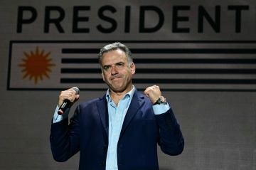 Yamandú Orsi no visitará a Cristina: "No es buena meterse en asuntos de otros países"