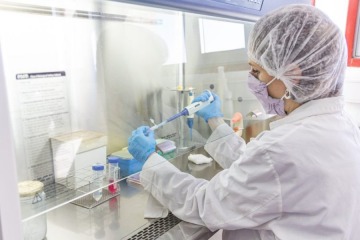 En España denuncian que Milei desguaza el sistema científico argentino