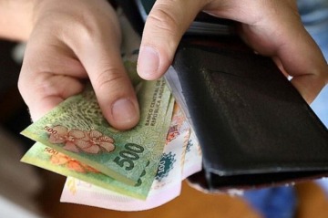 Retroceden ingresos y consumo mientras que los servicios aumentaron un 25%