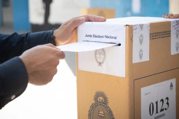Por dos cortes de luz durante la madrugada, la Junta Electoral prorrogó el cierre