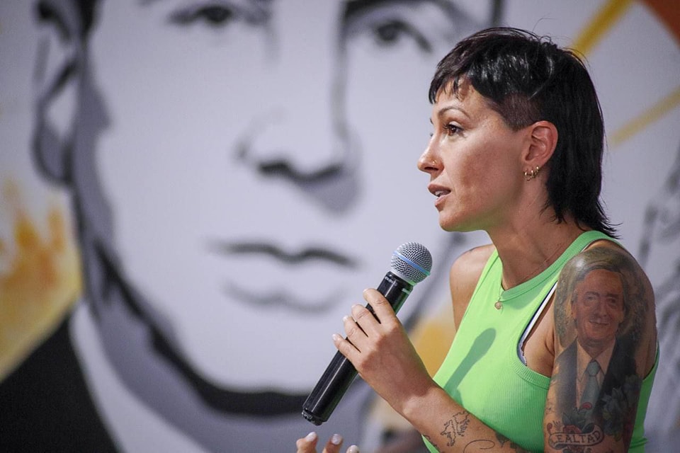 Mayra Mendoza repudió el gesto de Milei contra Cristina Kirchner en un acto de campaña