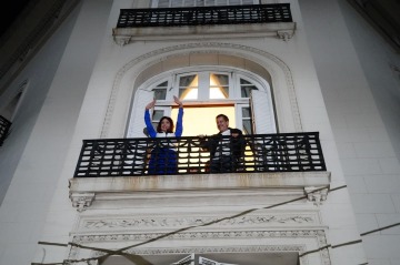 A pesar de la derrota del peronismo en las legislativas, la militancia se congregó bajo el balcón de Cristina Kirchner