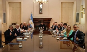 Milei mueve el tablero del poder: Santi Caputo será superministro del Interior y Adorni jefe de Gabinete