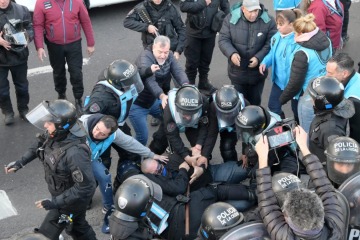 Foto de Otra represión policial: gases y corridas contra trabajadores del INTI que se movilizaron por sus salarios